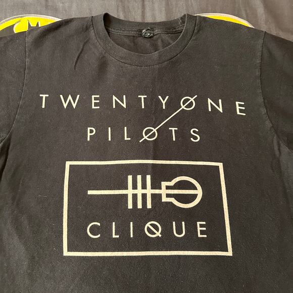twenty one pilots clique logo graphic t-shirt - Picture 2 of 4